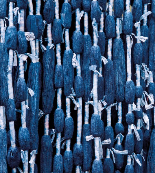 Wool tassels on dark background mural blue Casadeco - Ginkgo Texdecor GINK86276574